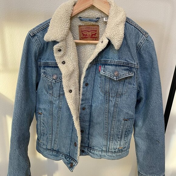 Levi's Light Denim Cream Sherpa Trucker Jacket with Button Closure, Size Medium - Picture 3 of 12